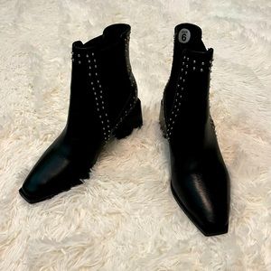 Uniqie Sol Sana studded, square heeled booties